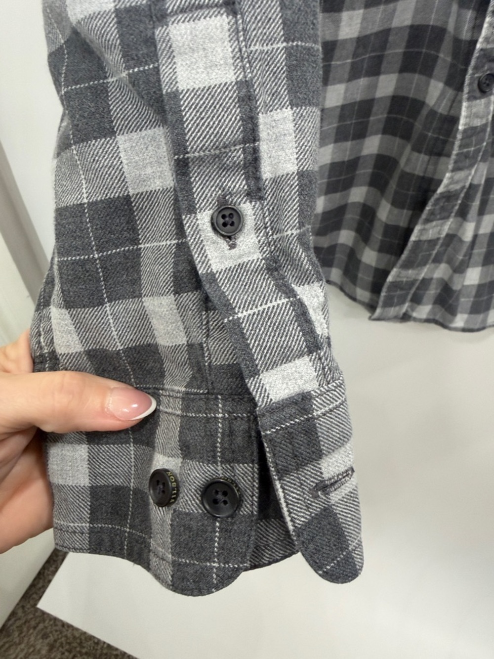 Filson Men’s Alaskan Guide Shirt grey plaid button down size large. - Picture 4 of 10